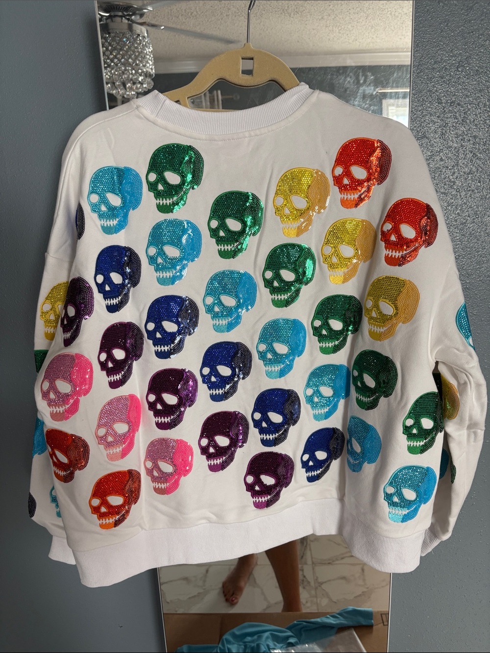 QUEEN OF SPARKLES White Crewneck Sweater with Multicolor Sequin Skulls - Picture 3 of 3